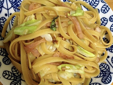 少ない材料でOK。ベーコンとキャベツの和風パスタ